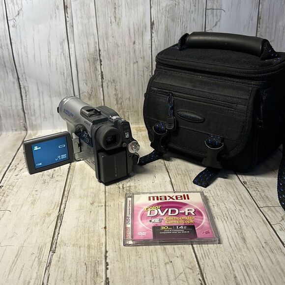 Hitachi DZ-MV730A DVD RAM Camcorder With 16X Optical 240X Digital Zoom - Picture 1 of 9